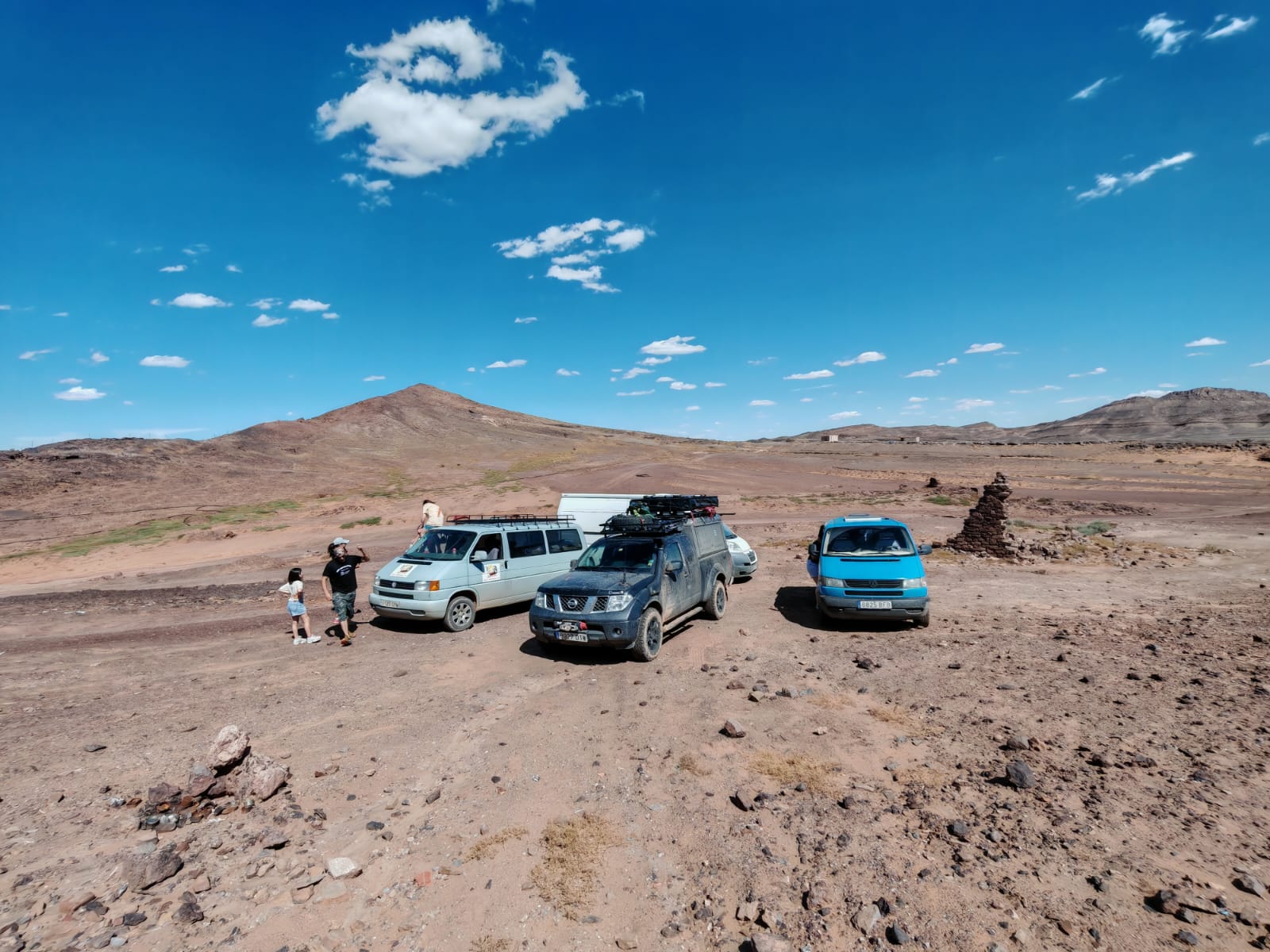 Caravana de autocaravanas y 4x4 en el desierto de Marruecos