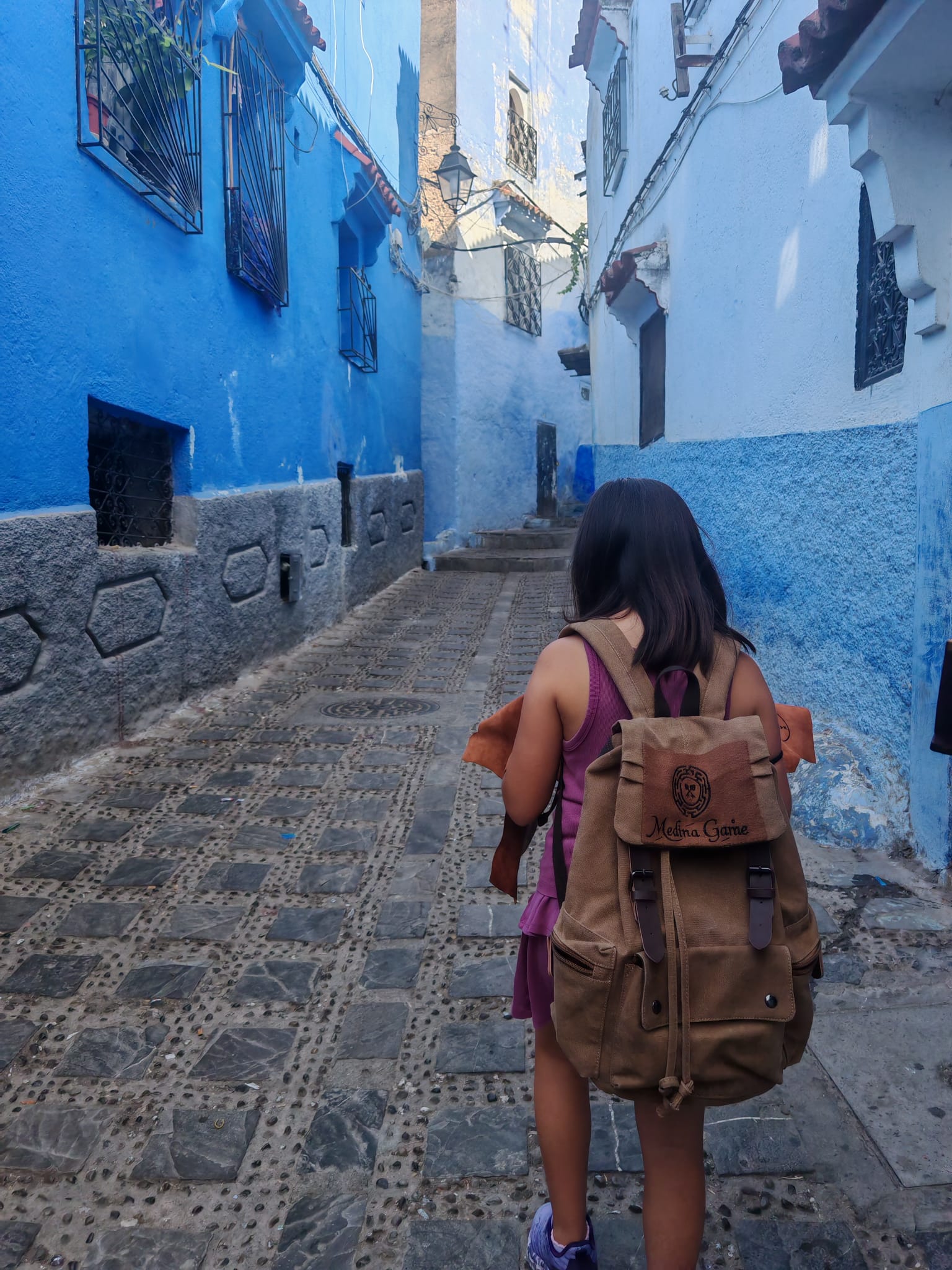 Niña paseando por las calles azules de la medina de Chefchaouen