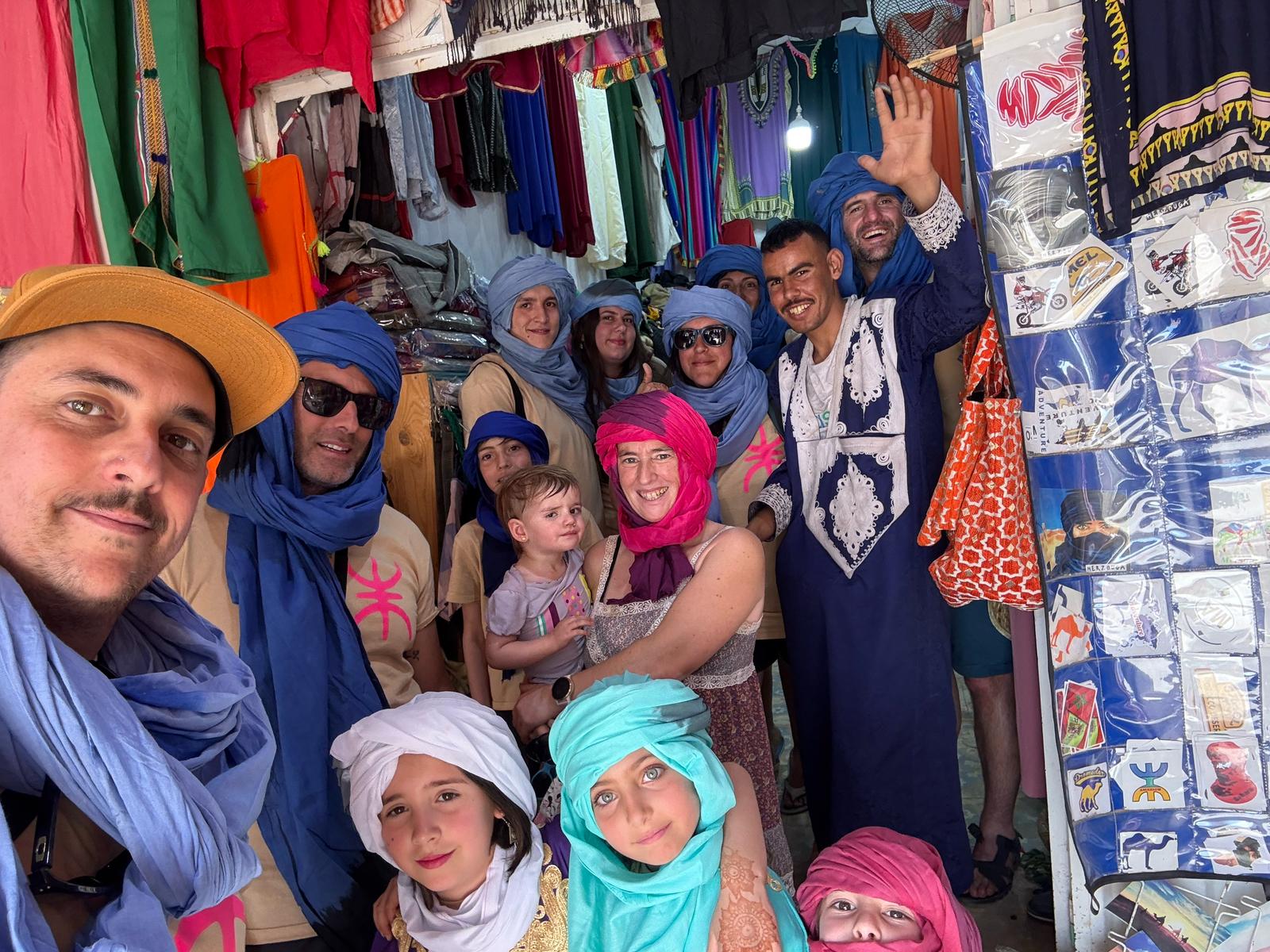 Familias con turbantes tuareg en Merzouga
