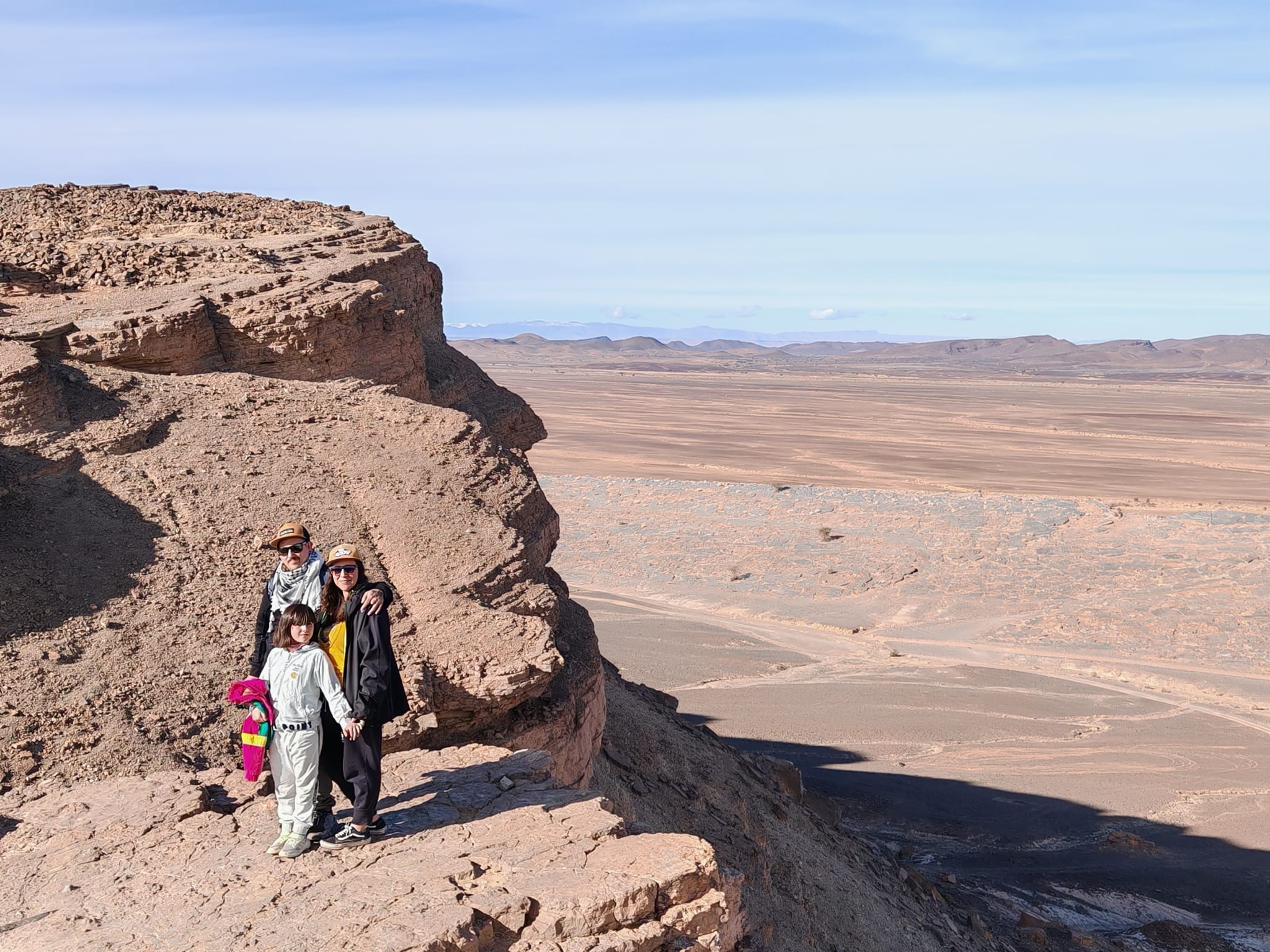 Laura y Tino con su hija en Gara Medouar, fundadores de Destiny Habibi Travel y Camperiza-T