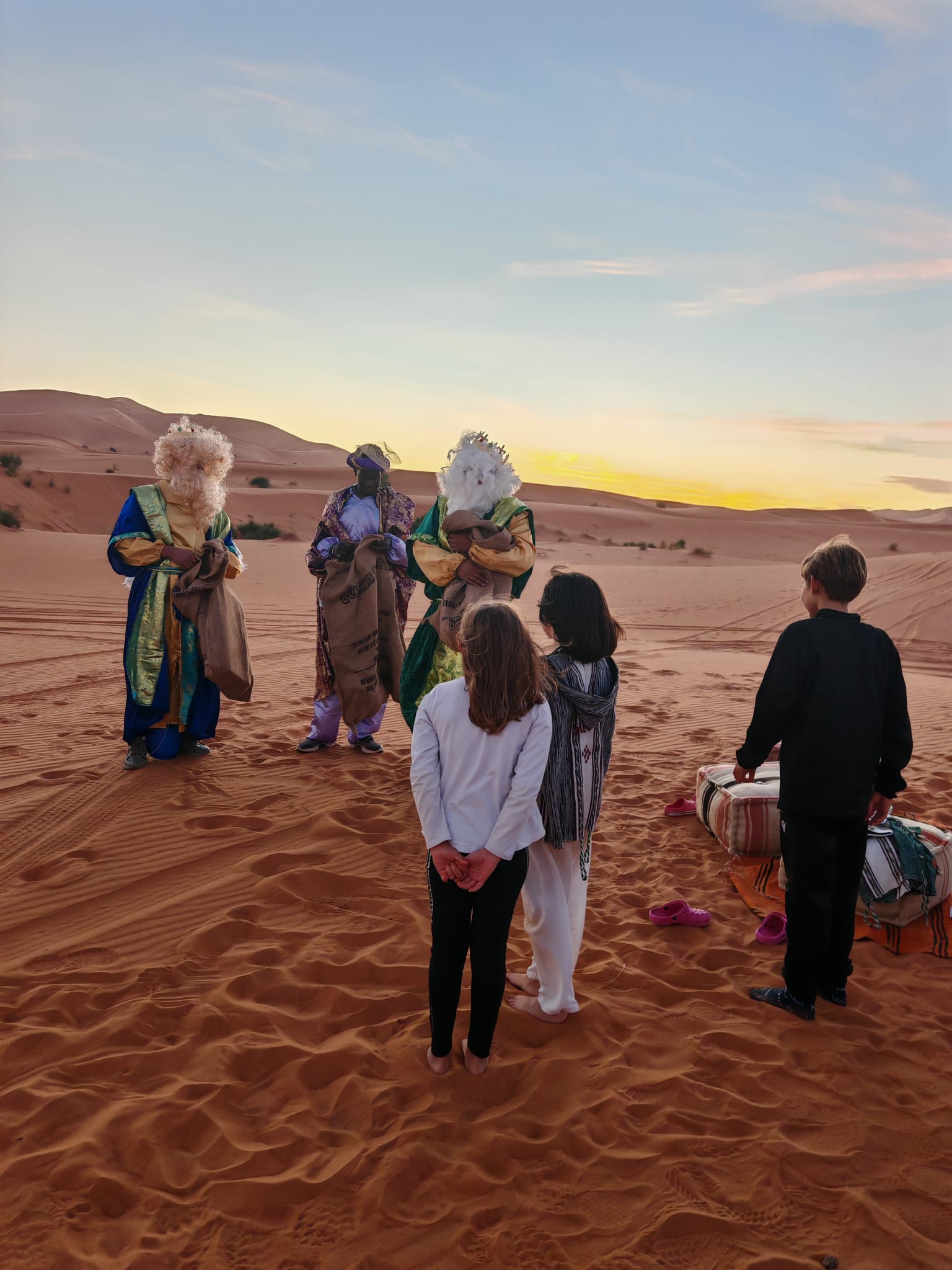 Niños entregando sus cartas a los Reyes Magos en el desierto de Marruecos