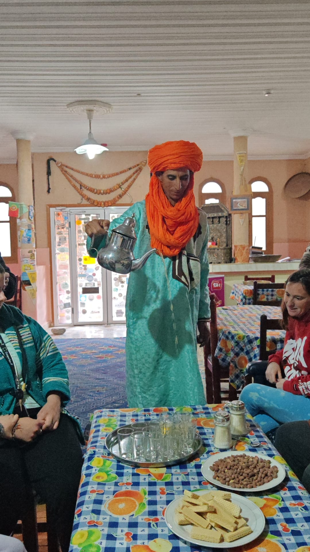 Ceremonia del té bereber en el desierto de Marruecos